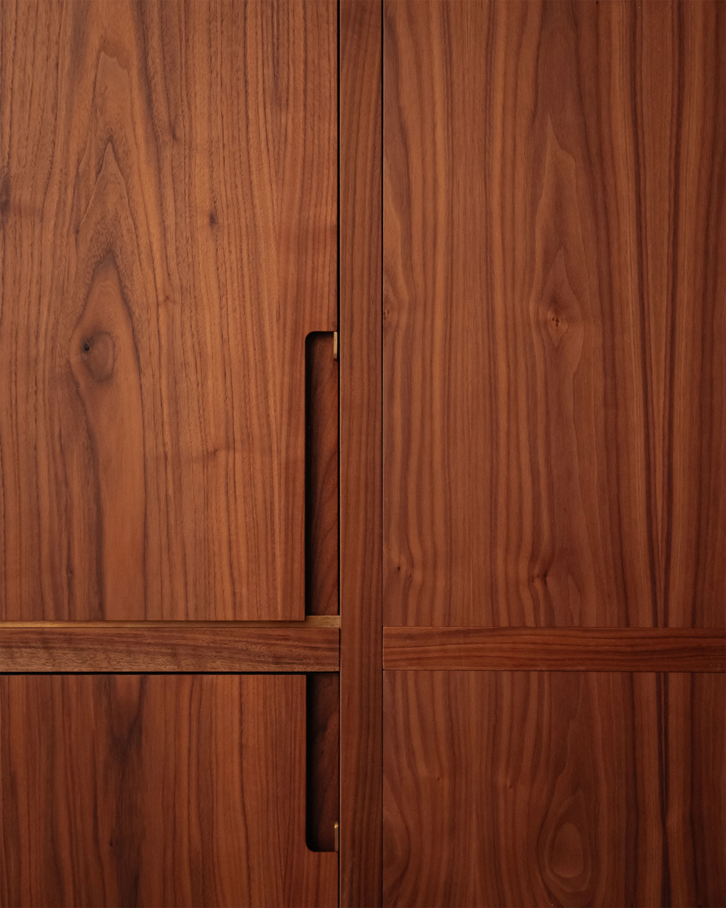 Jamie-fobert-architects-house-in-primrose-hill-interior-detail-joinery-wood-handle.jpg