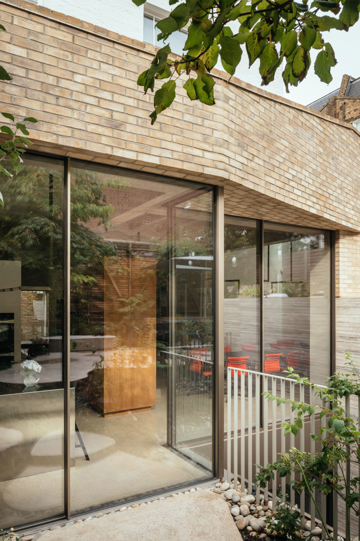 Jamie-fobert-architects-house-in-primrose-hill-view-exterior-garden-dining-living-joinery-kitchen-brick-detail.jpg